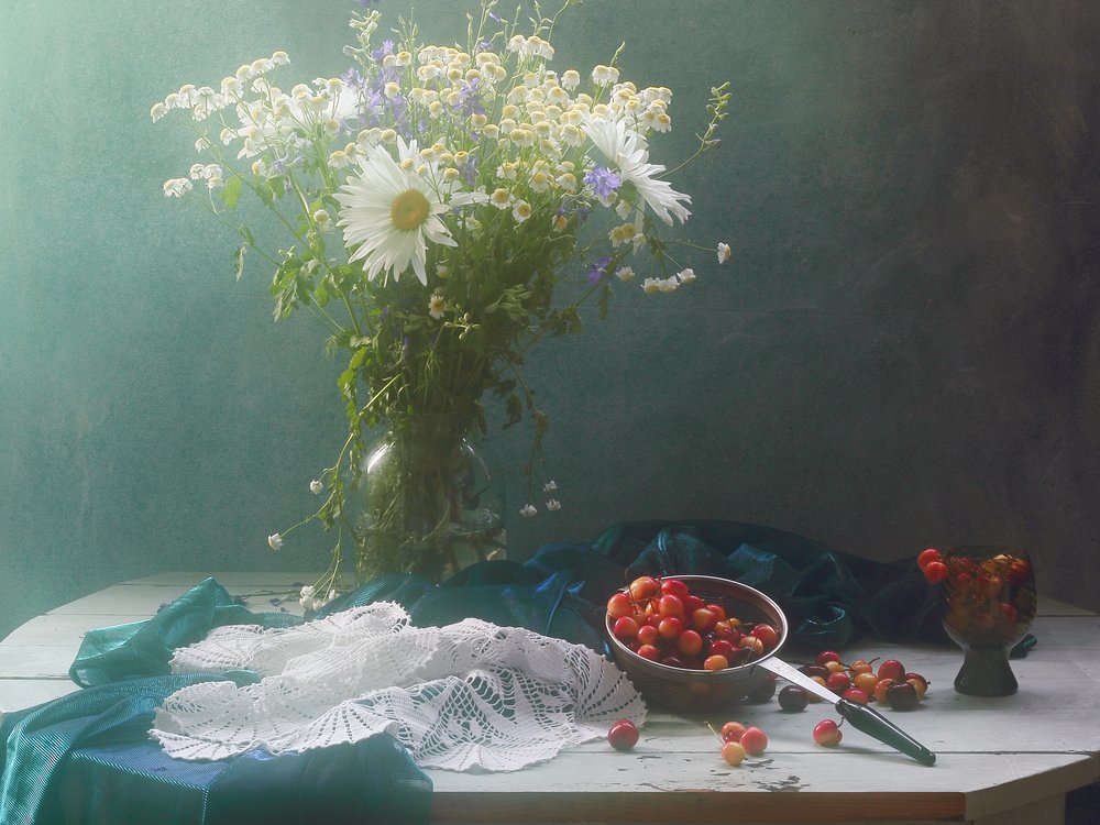 Wilde Blumen und Kirschen Stillleben von UstinaGreen