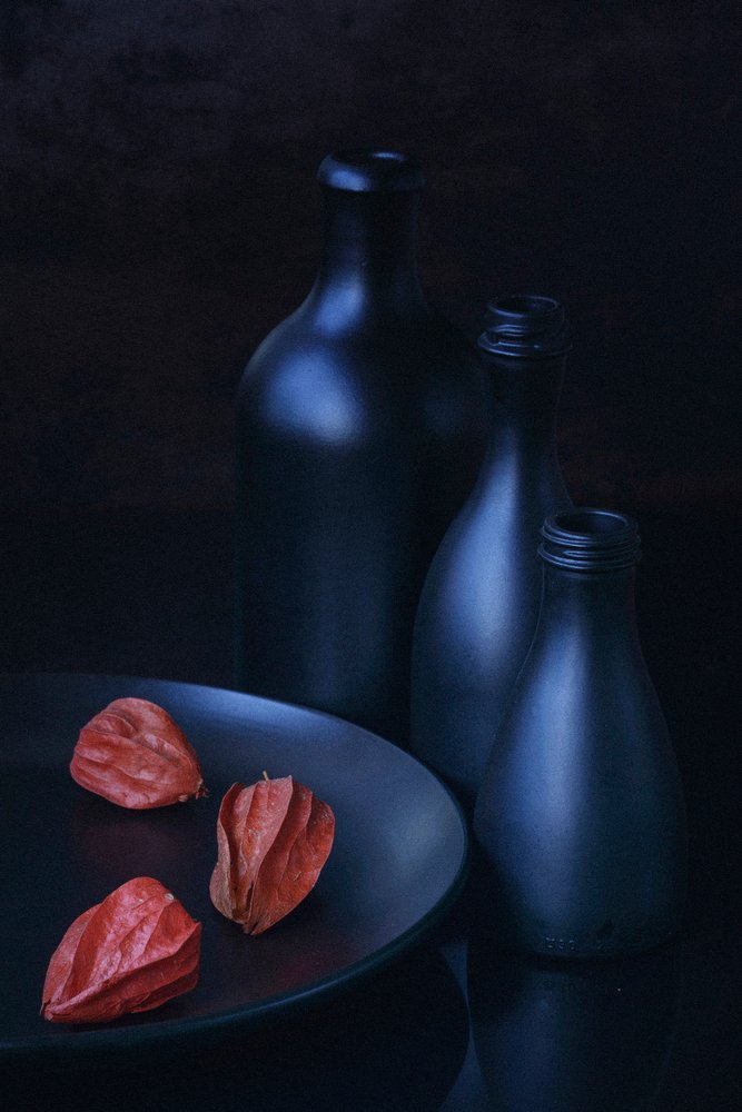 Physalis und blaue Flaschen von Vladimir Pavlovskyy