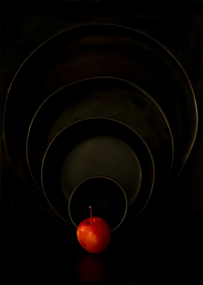 Roter Apfel, dunkle Kreise von Wendy Xu