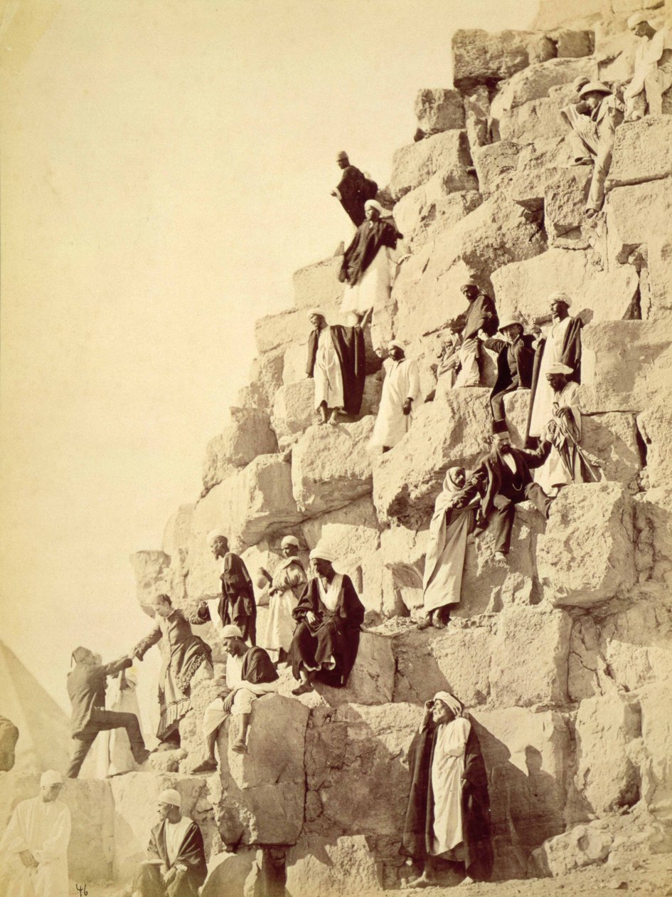 Araber helfen Touristen, die Pyramiden von Gizeh zu besteigen (Sepia-Fotografie) von Unknown