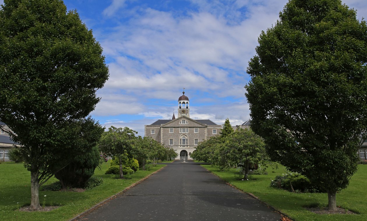 Blick auf den zentralen Weg zum Trafalgar Block des ehemaligen Royal Naval Hospital, Plymouth von Unbekannt Unbekannt