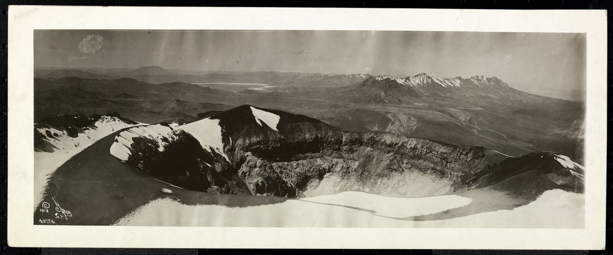 Panoramablick von oben auf eine Reihe schneebedeckter Berge und den Rand eines Vulkans, vermutlich am oder in der Nähe des Panamakanals, 1913 von Byron Company
