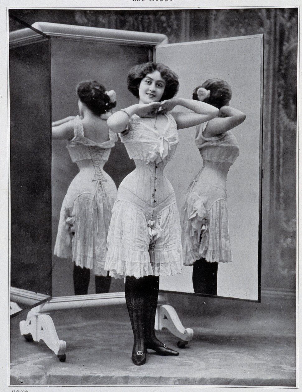 Modell präsentiert das Thylda-Korsett, Foto Félix - in „Les Modes“, Dez. 1907. von (after) Felix Studio