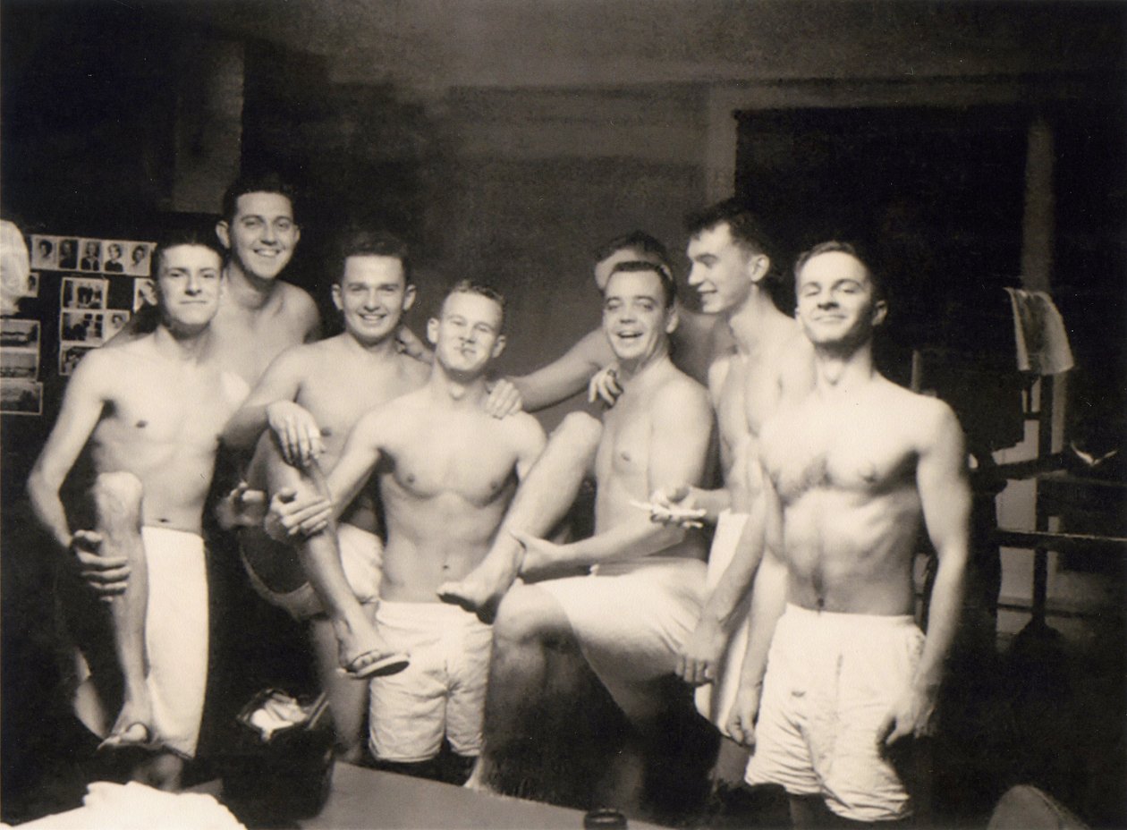 Amerikanische Soldaten in der Umkleidekabine, ca. 1942 von Unknown