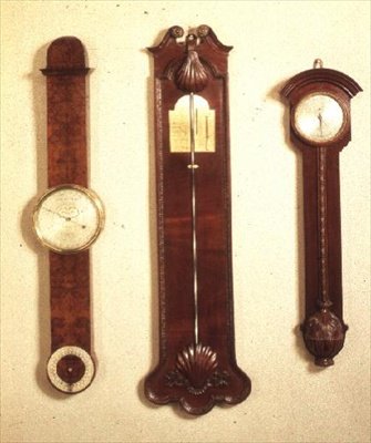 Drei Barometer: links: Mahagoni, Chippendale-Stil; Mitte: Chippendale mit Muschelmotiv; rechts: Maser-Eibe, von John Halifax aus Barnsley, 1720 von English School