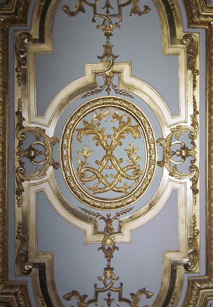 Verschlungenes Monogramm von Ludwig XIV. von der Innenseite des Fensterladens des Königsschlafzimmers, um 1701 von French School