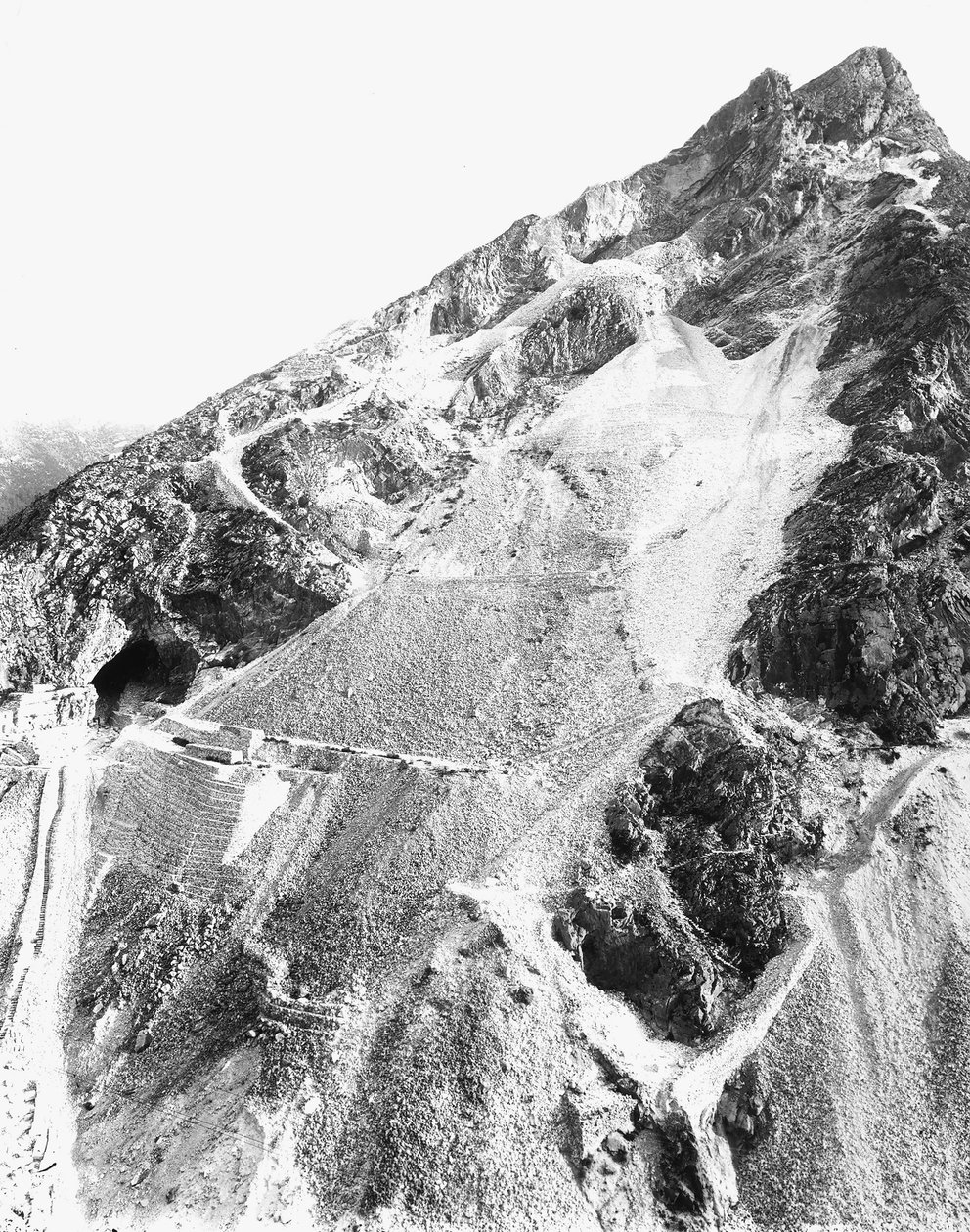 Die Klippen eines Marmorbruchs in den Apuanischen Alpen von A. Corsini