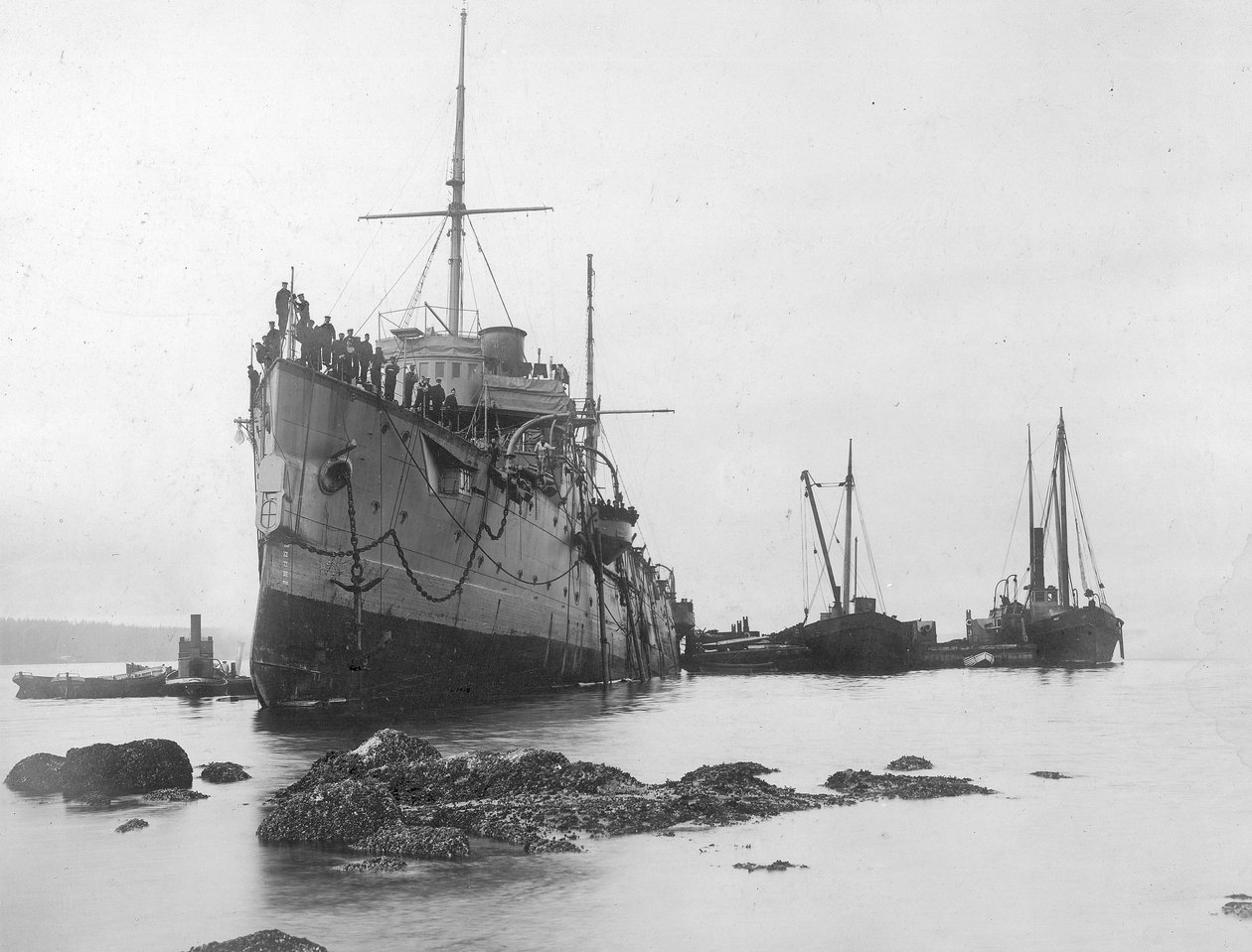HMS Flora auf Grund gelaufen im Jahr 1903 von A. Edward Jones and Co.