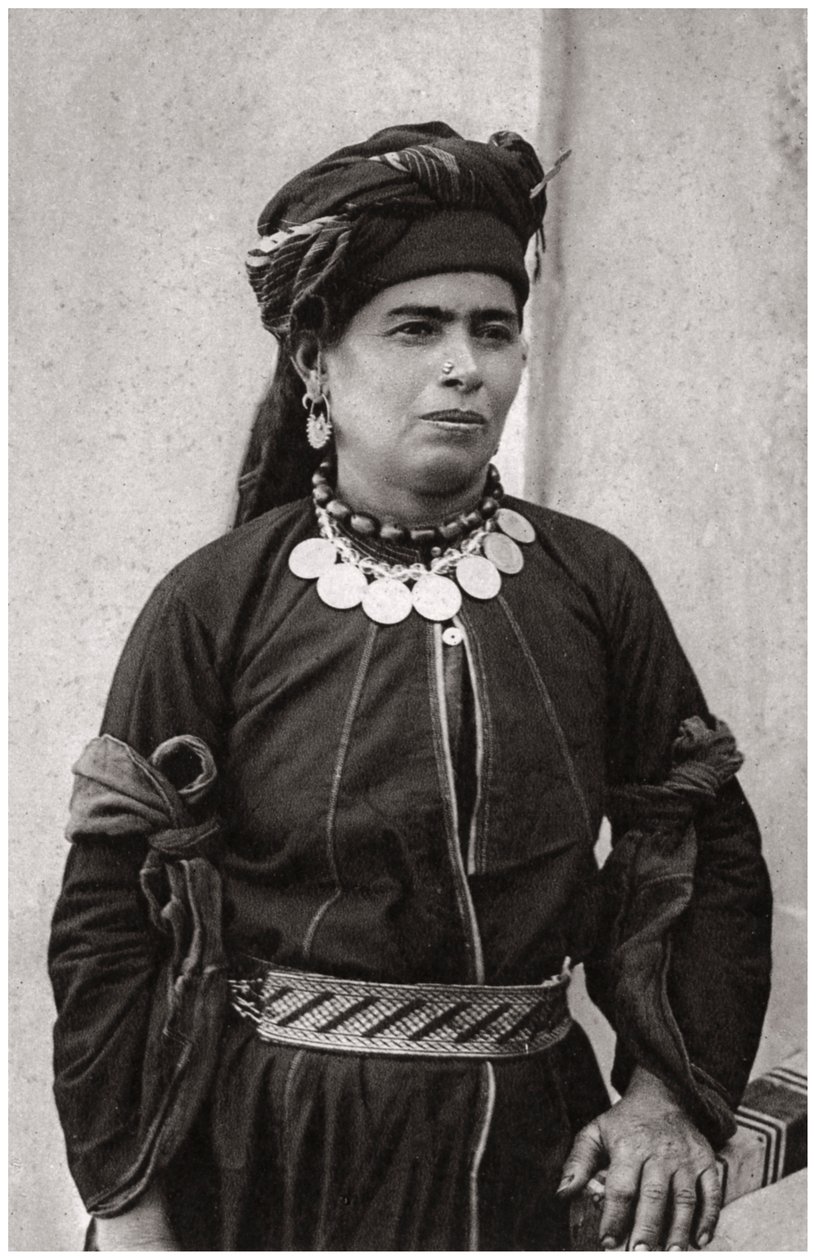 Kurdische Dame in ihrer besten Tracht, Irak, 1925 von A. Kerim