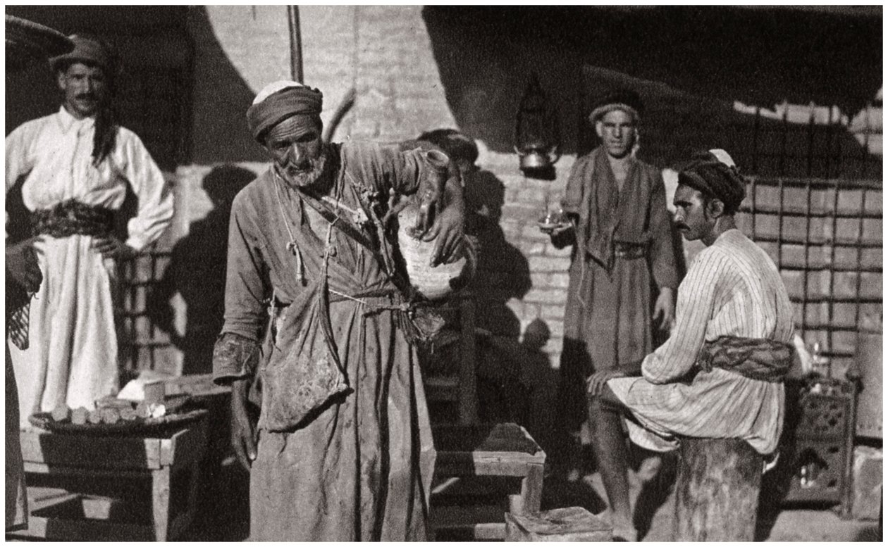 Kostenlose Verteilung von kaltem Trinkwasser, Irak, 1925 von A. Kerim