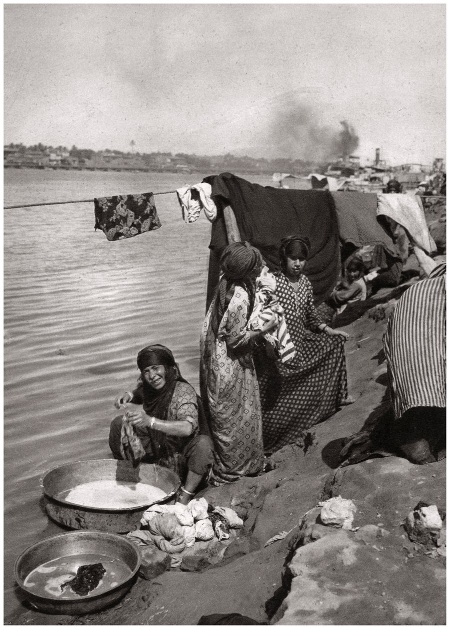 Wäscherinnen am Ufer des Tigris, Bagdad, Irak, 1925 von A. Kerim