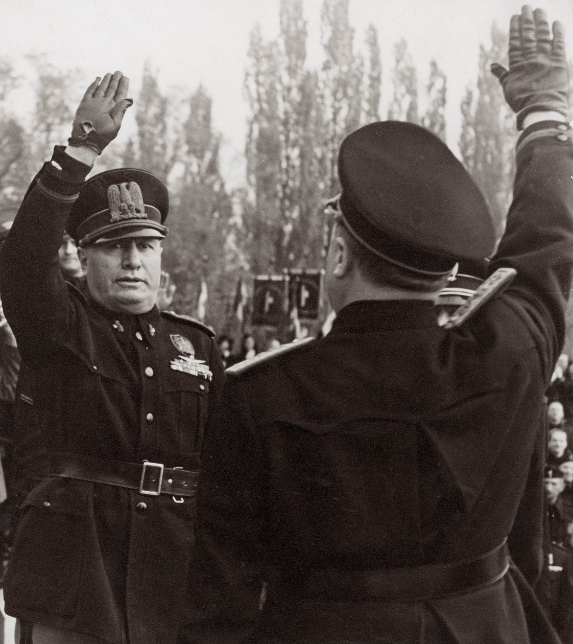 Benito Mussolini ehrt einen faschistischen Beamten mit einem Salut von Achille Villani