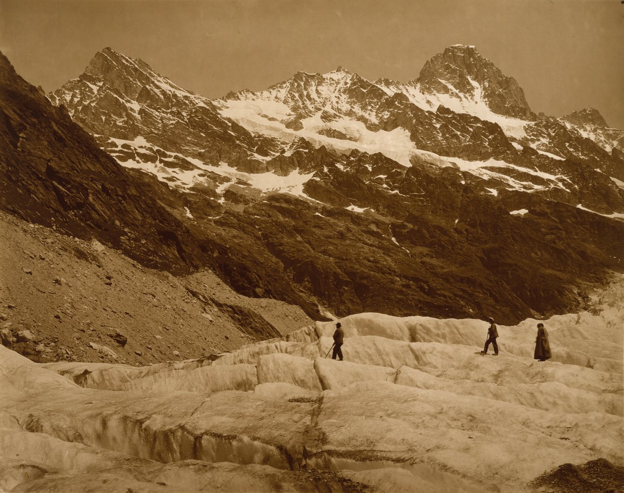 Alpenlandschaft, drei Wanderer auf einem Gletscher, 1860er Jahre von Adolphe Braun