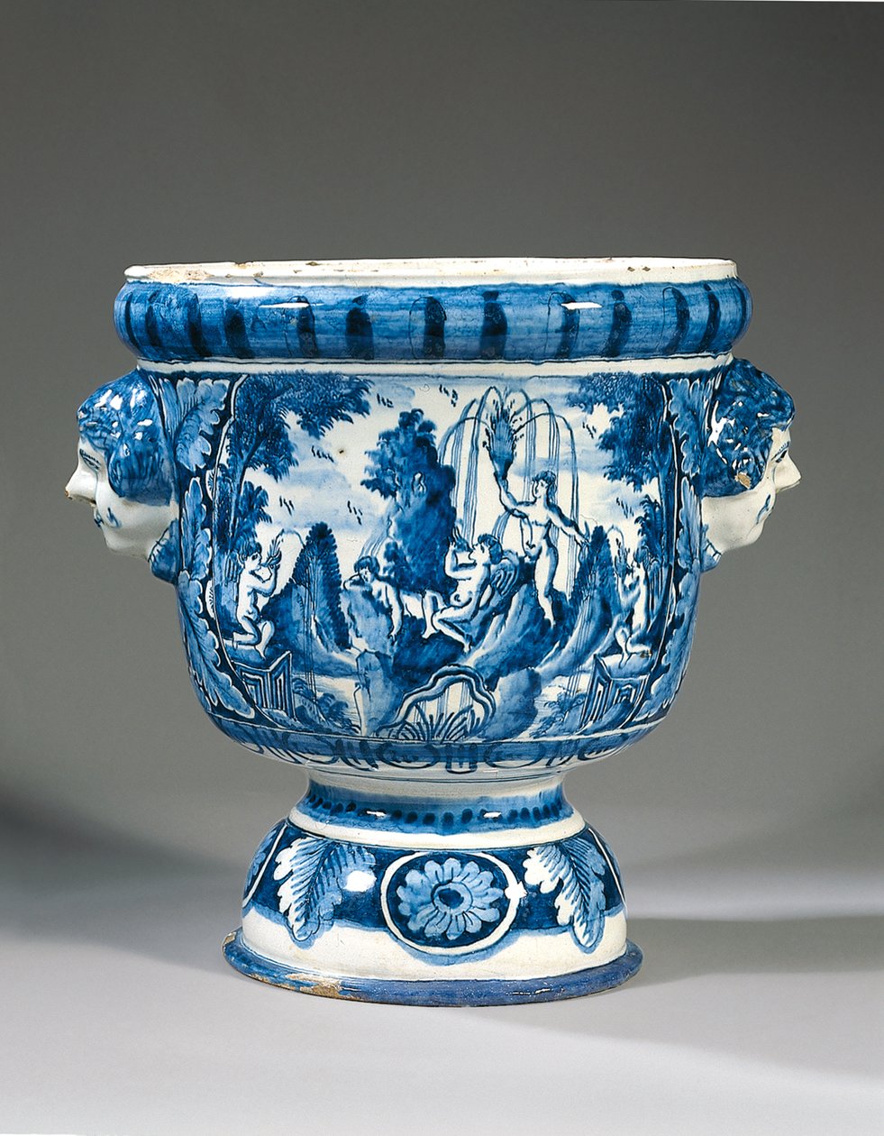 Delfter blau-weißer zweihandiger mythologischer Gartenpokal von Adriaen (fl.1868 d.1701) (attr.to) Kocks
