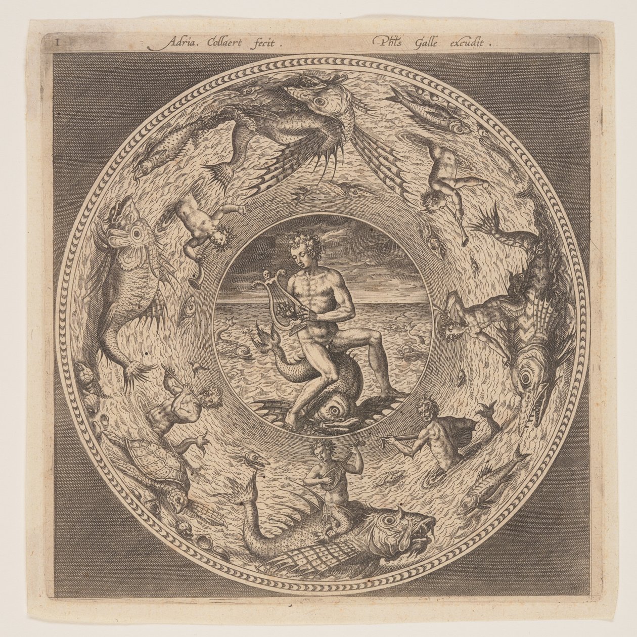 Arion auf einem Delphin umgeben von einem mit Meereskreaturen verzierten Rand, aus einem Satz von Entwürfen für Teller (Fonds de Coupe) von Adriaen Collaert