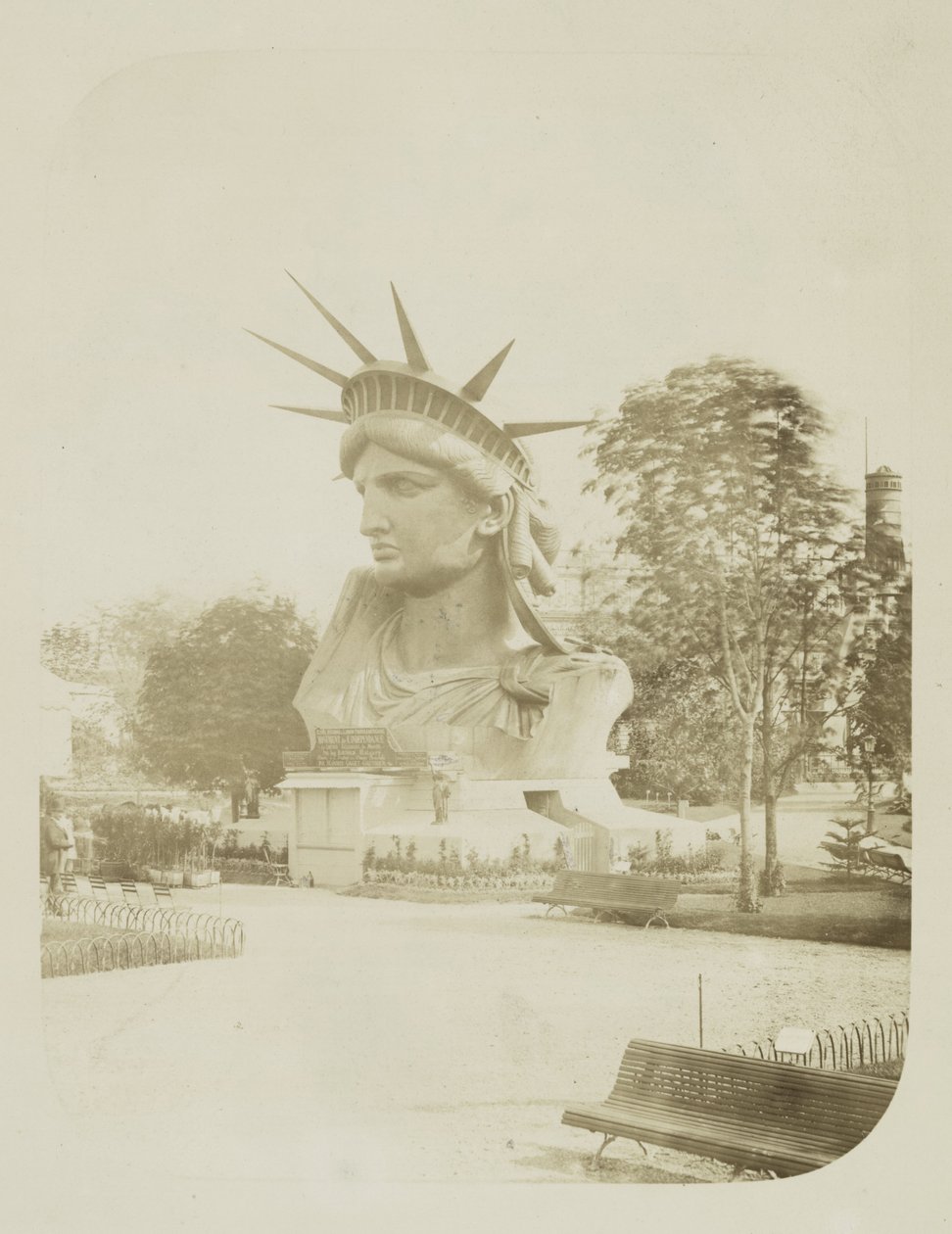 Kopf der Freiheitsstatue im Park in Paris ausgestellt, 1883 von Albert Fernique