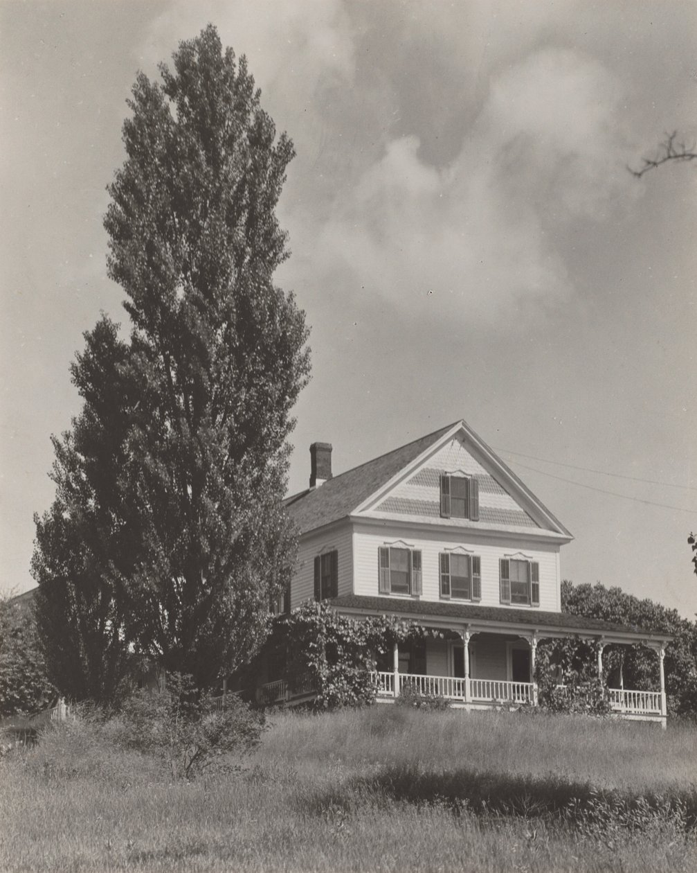 Haus auf dem Hügel, Lake George von Alfred Stieglitz