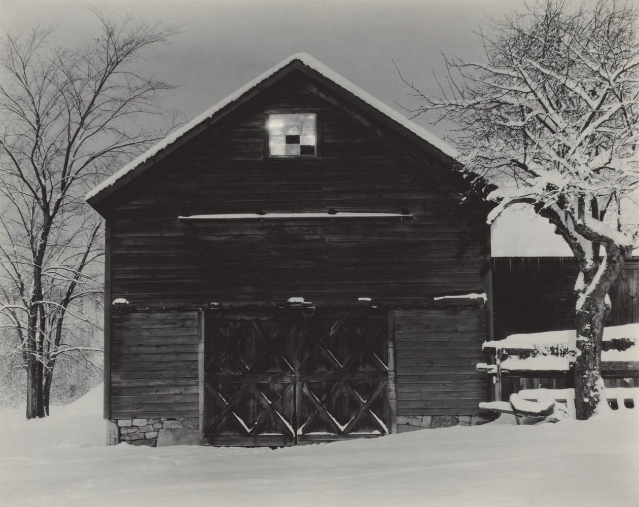Die schwarze Scheune & weißer Schnee von Alfred Stieglitz