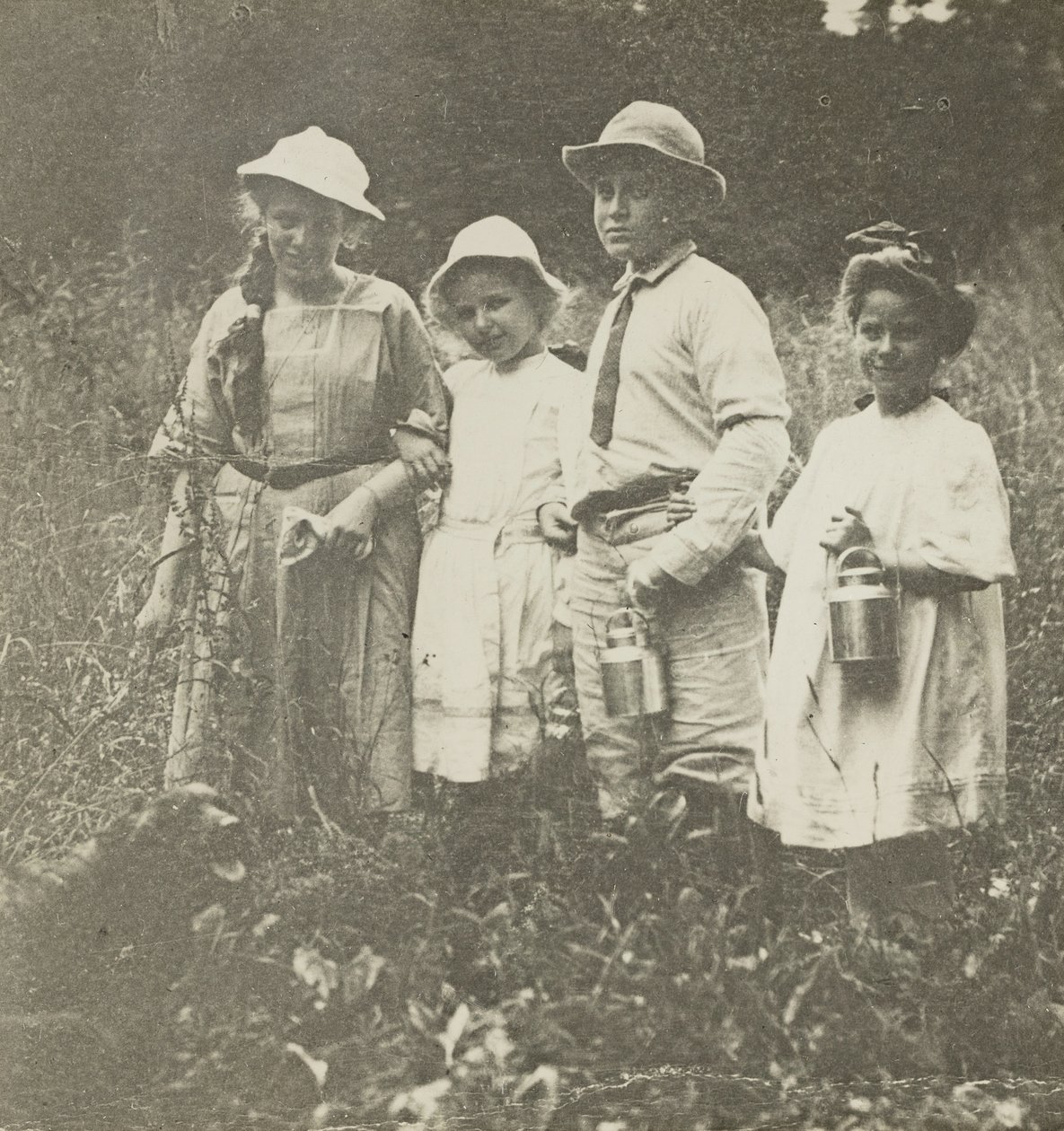 Ohne Titel Flora, Elizabeth, Howard & Kitty im Lake George Feld, 1903-05 von Alfred Stieglitz