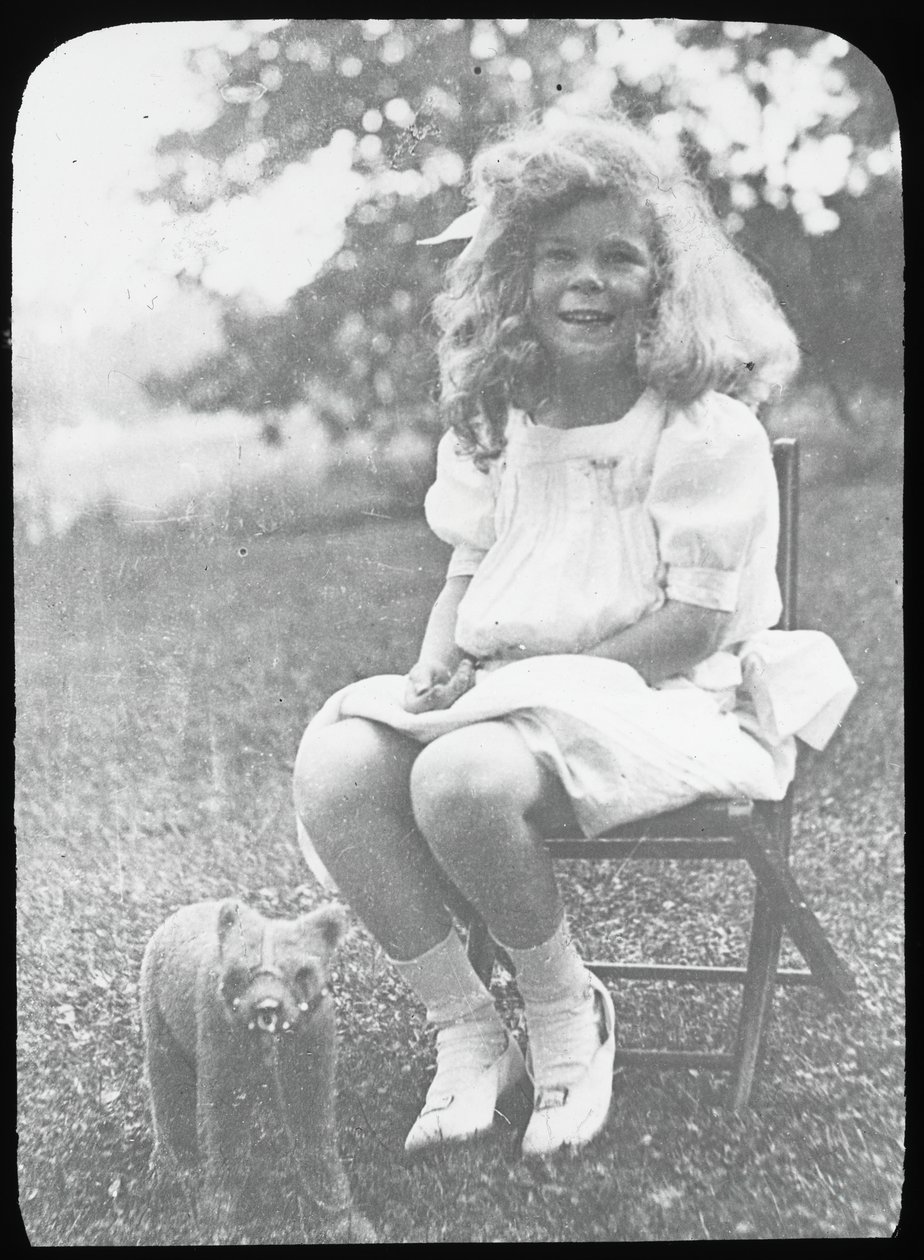 Ohne Titel Georgia E. mit Teddybär, ca. 1916 von Alfred Stieglitz