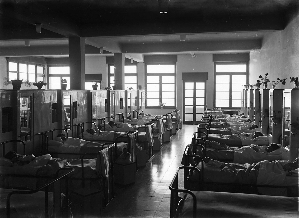 Villa Rosa Maltoni Mussolini: Kinder in ihren Betten von Fratelli Alinari