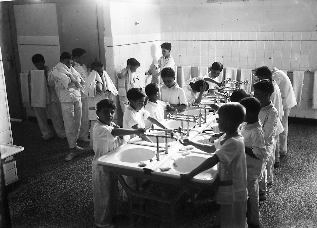 Villa Rosa Maltoni Mussolini: Kinder beim Waschen vor dem Schlafengehen von Fratelli Alinari