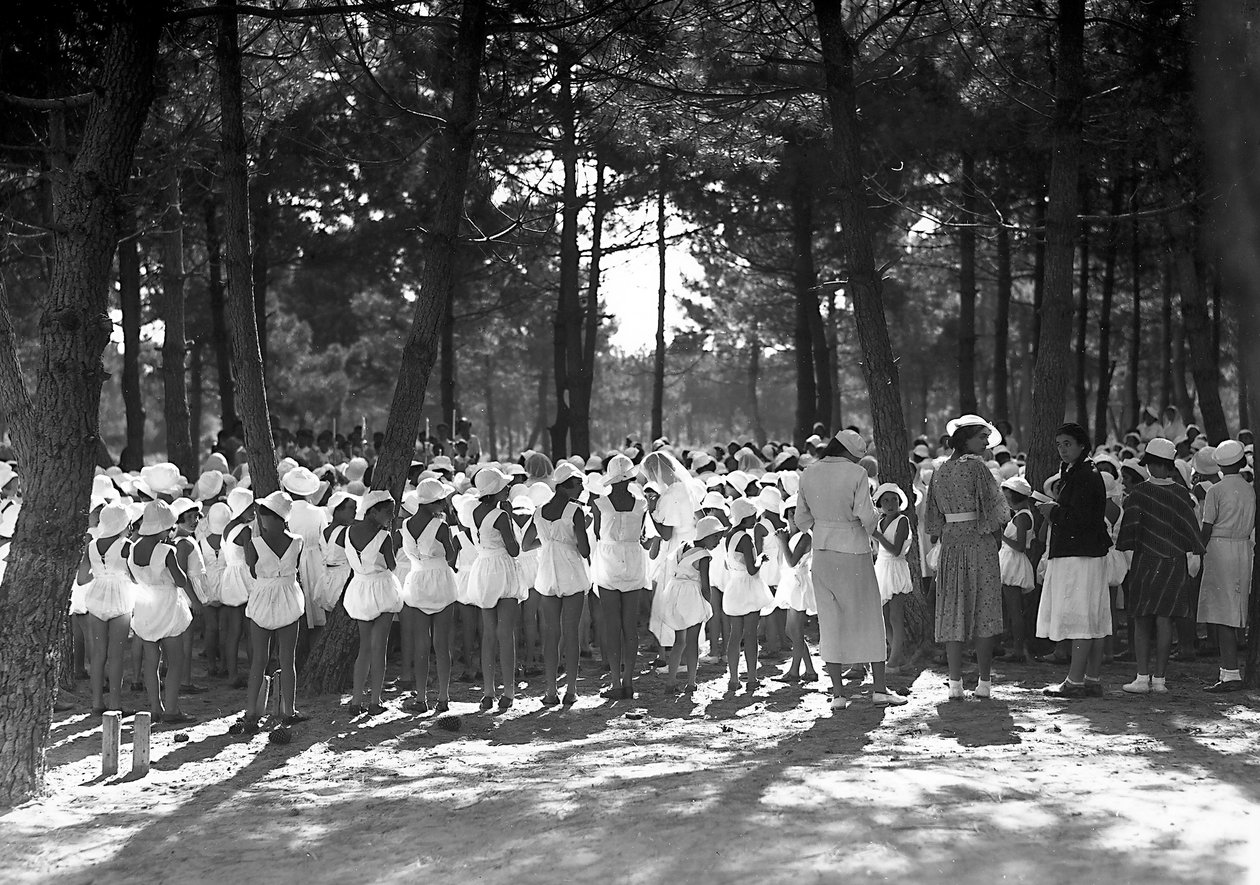 Villa Rosa Maltoni Mussolini: Schülerinnen im Pinienhain von Fratelli Alinari