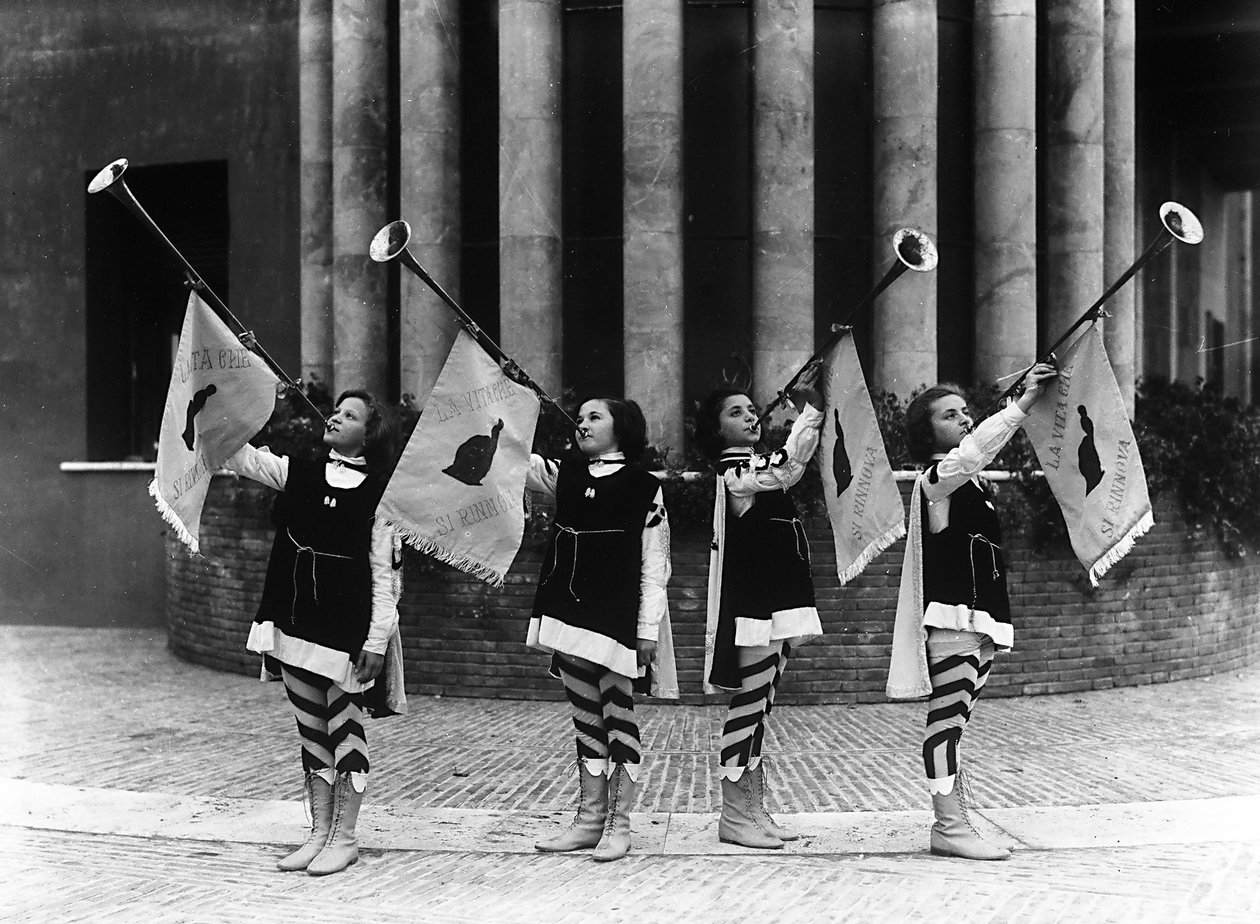 Villa Rosa Maltoni Mussolini: Gruppe junger Mädchen als Pagen verkleidet von Fratelli Alinari