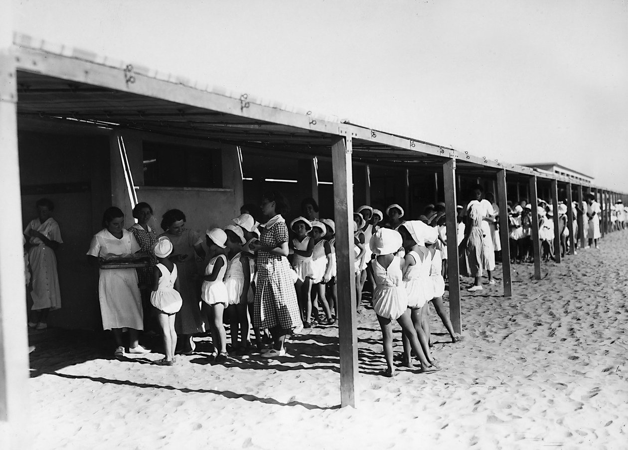 Villa Rosa Maltoni Mussolini: Essensverteilung am Strand von Fratelli Alinari