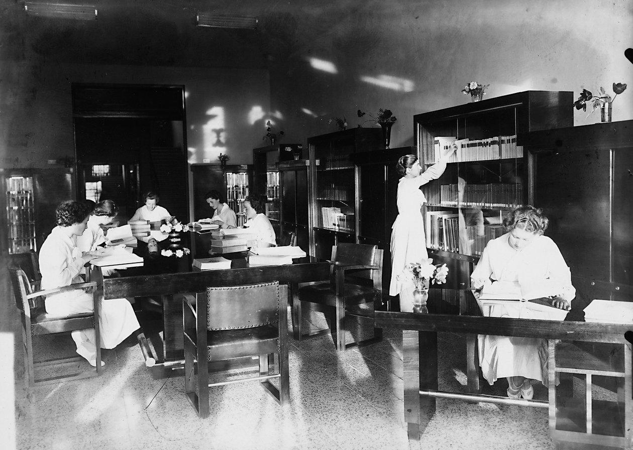 Villa Rosa Maltoni Mussolini: Studium in der Bibliothek von Fratelli Alinari
