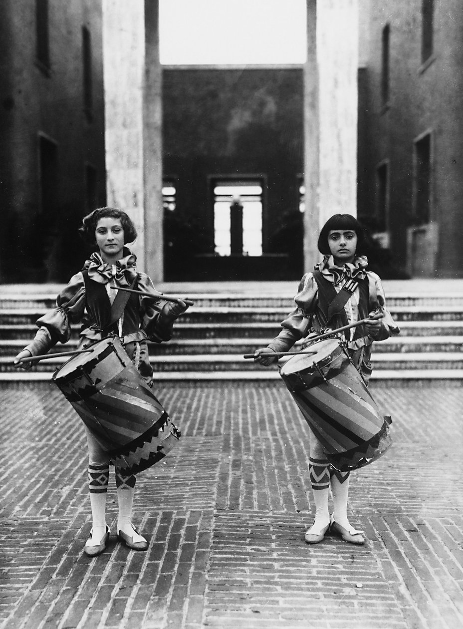 Villa Rosa Maltoni Mussolini: Zwei junge Mädchen als Pagen verkleidet von Fratelli Alinari
