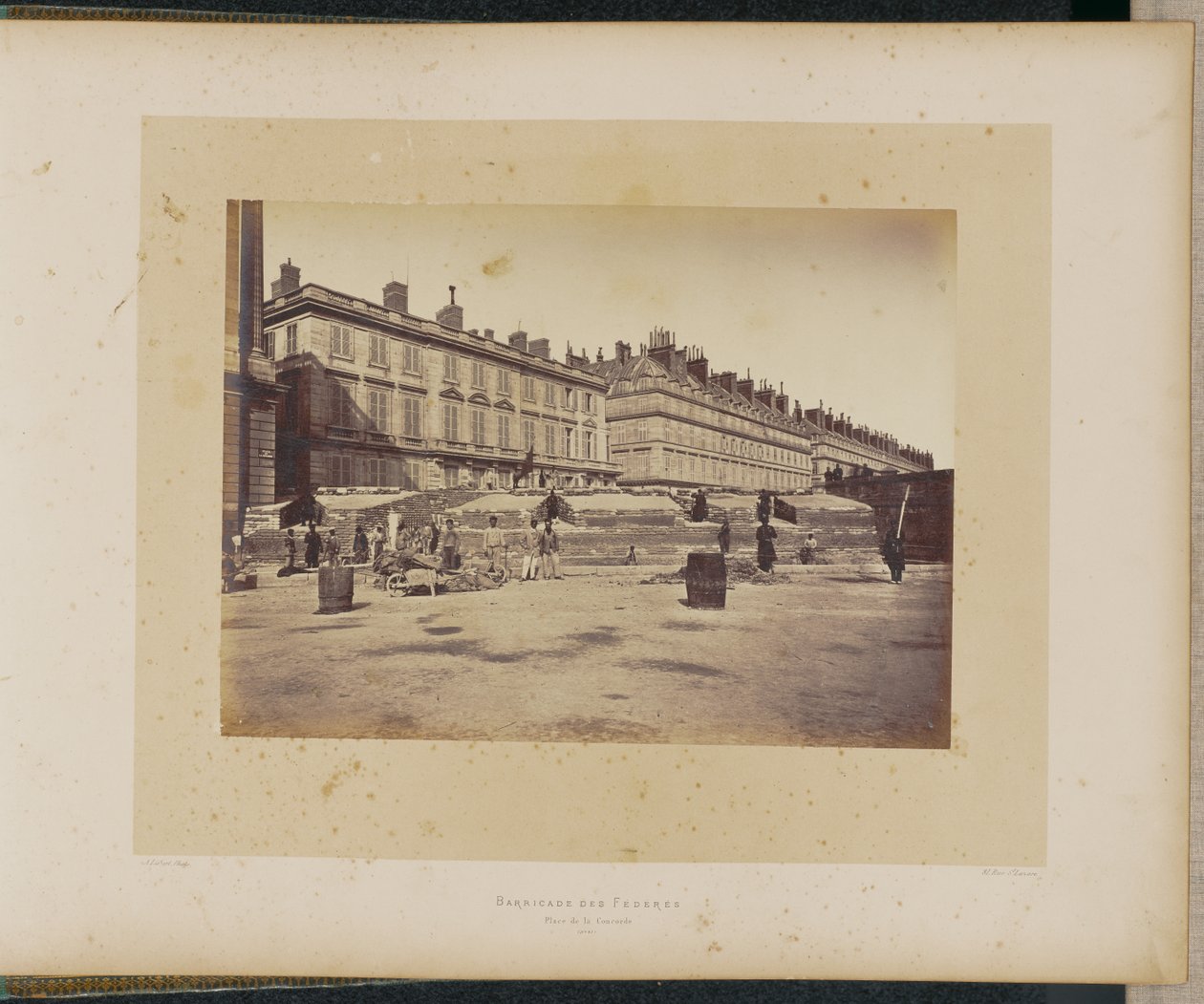 Barrikade der Föderierten, Place de la Concorde. von Alphonse J. Liébert
