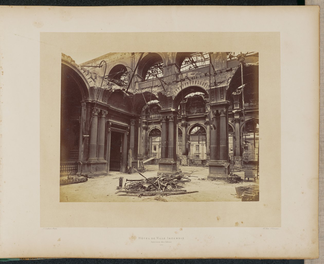 Das niedergebrannte Rathaus. Eingang zu den Salons. von Alphonse J. Liébert