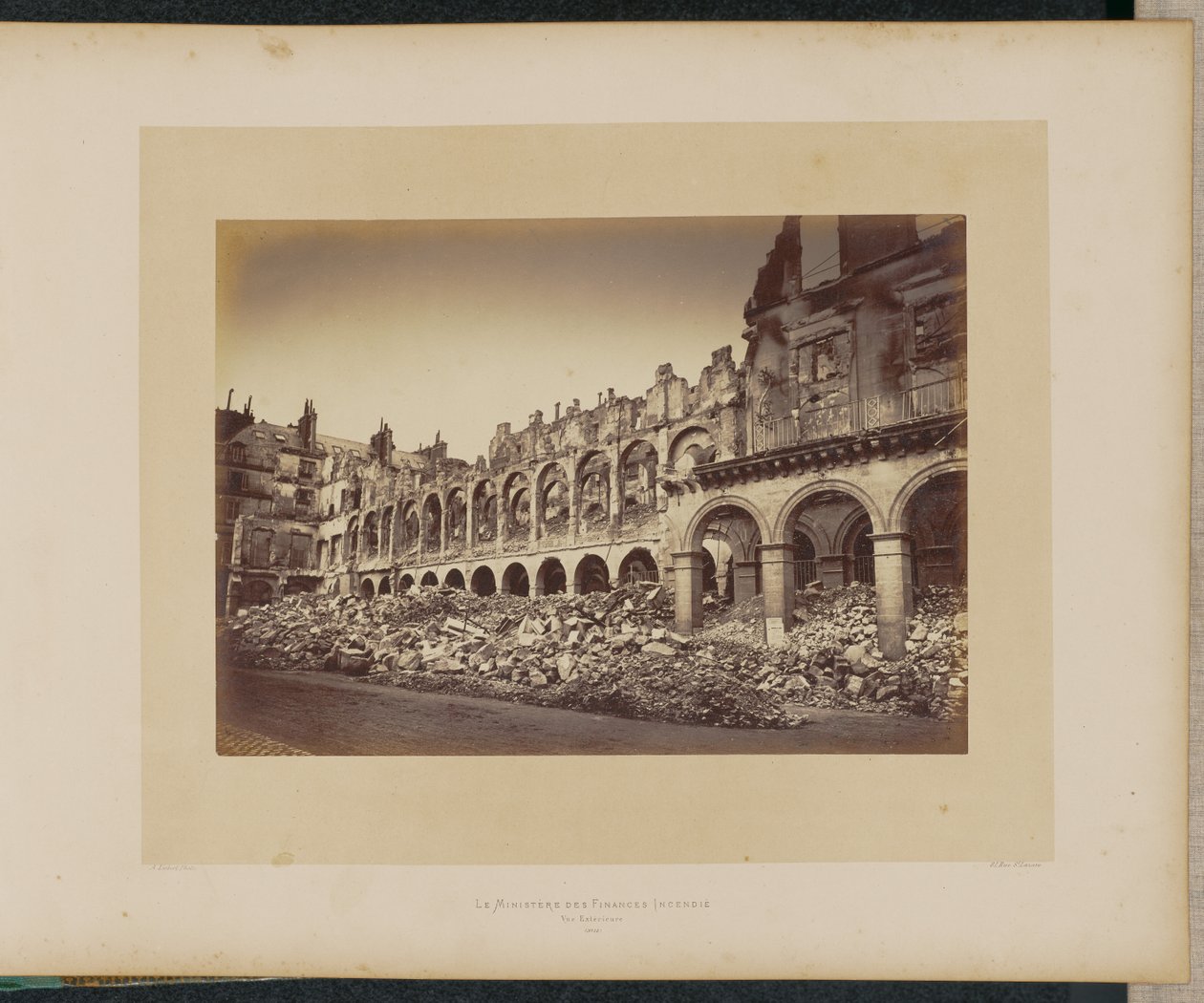 Das abgebrannte Finanzministerium. Außenansicht. von Alphonse J. Liébert