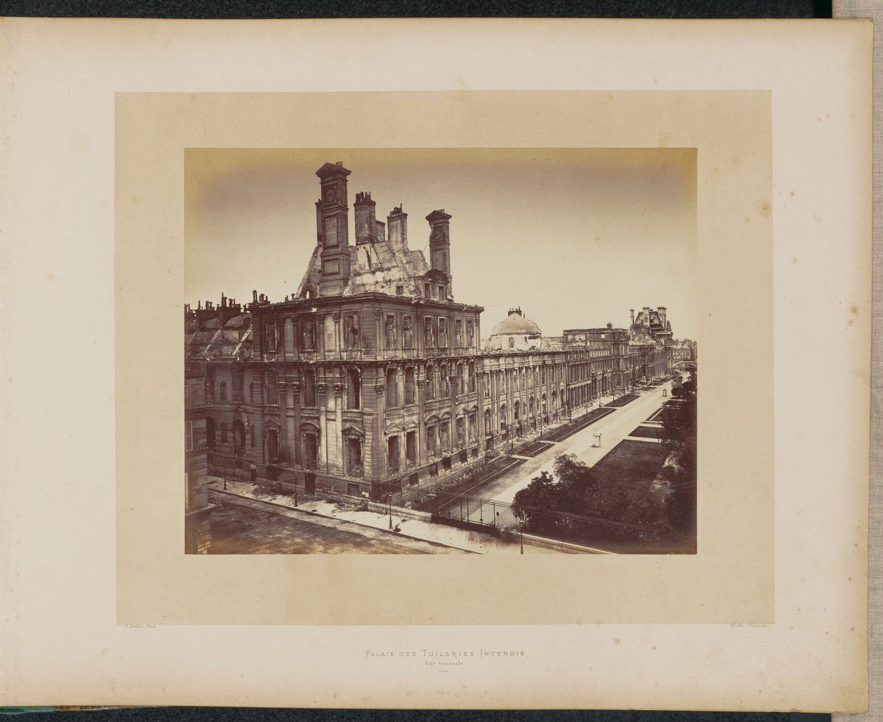 Der niedergebrannte Tuilerienpalast. Gesamtansicht. von Alphonse J. Liébert