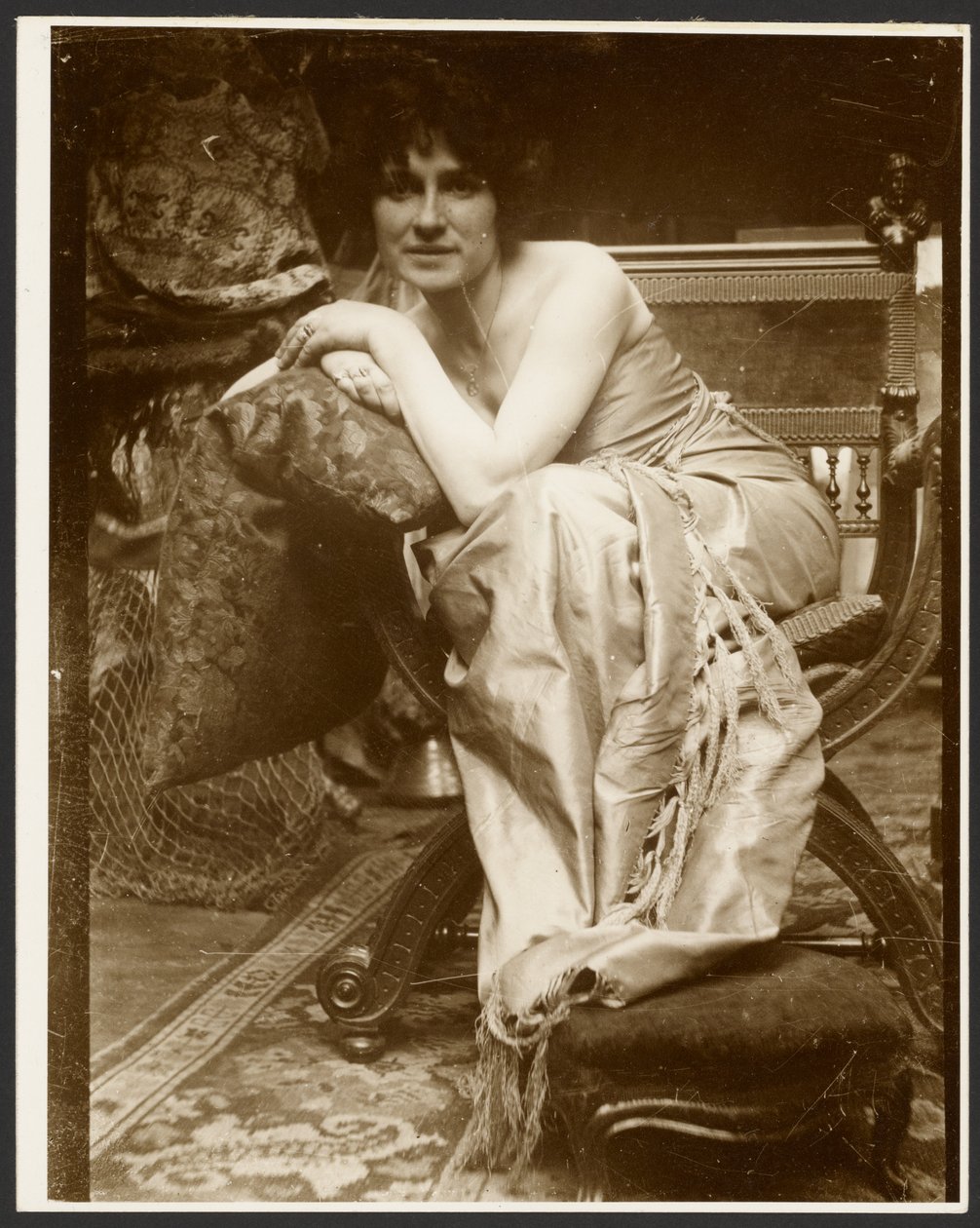 Weibliches Modell posiert für das dekorative Panel "Emerald", verwendet in den frühen 1930er Jahren für mehrere andere Zeichnungen und Gemälde, Paris von Alphonse Maria Mucha