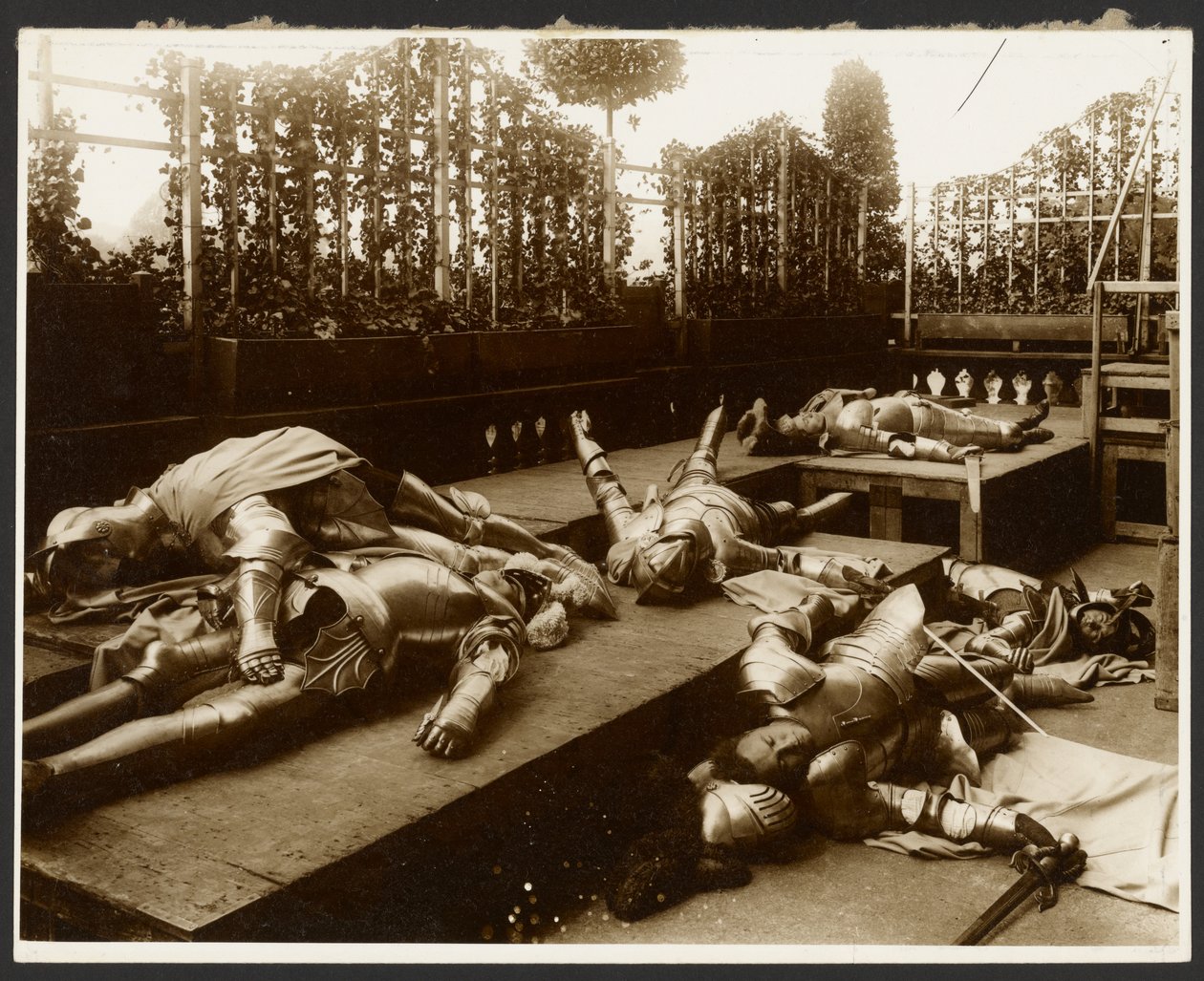 Sechs männliche Modelle als antike Krieger in Rüstung, die tot spielen von Alphonse Maria Mucha