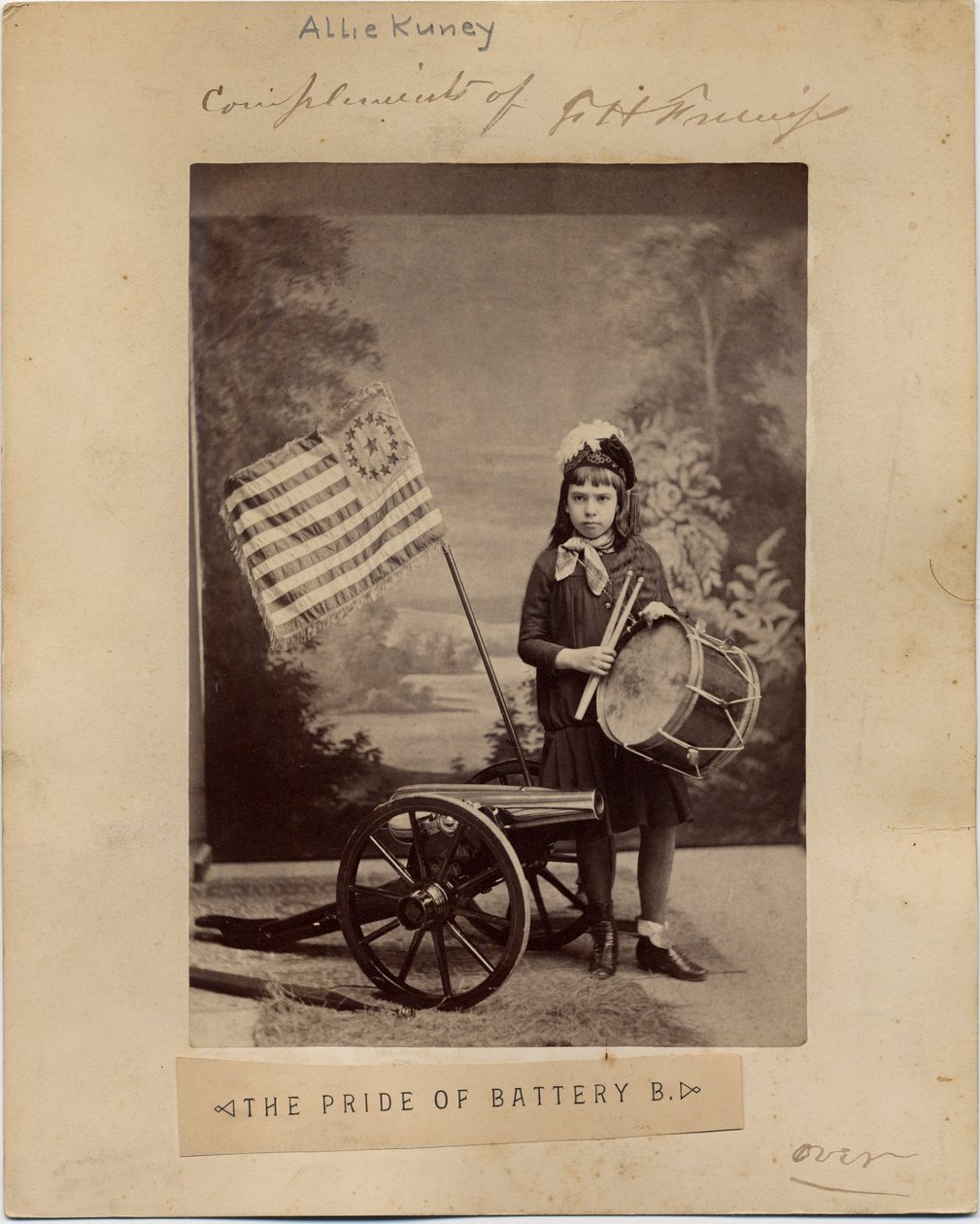 Allie Kunie, im Kostüm als das Mädchen aus dem Gedicht The Pride of Battery B, von Frank H Gassaway, gezeigt in 336831, die Rückseite dieses Fotos von American Photographer