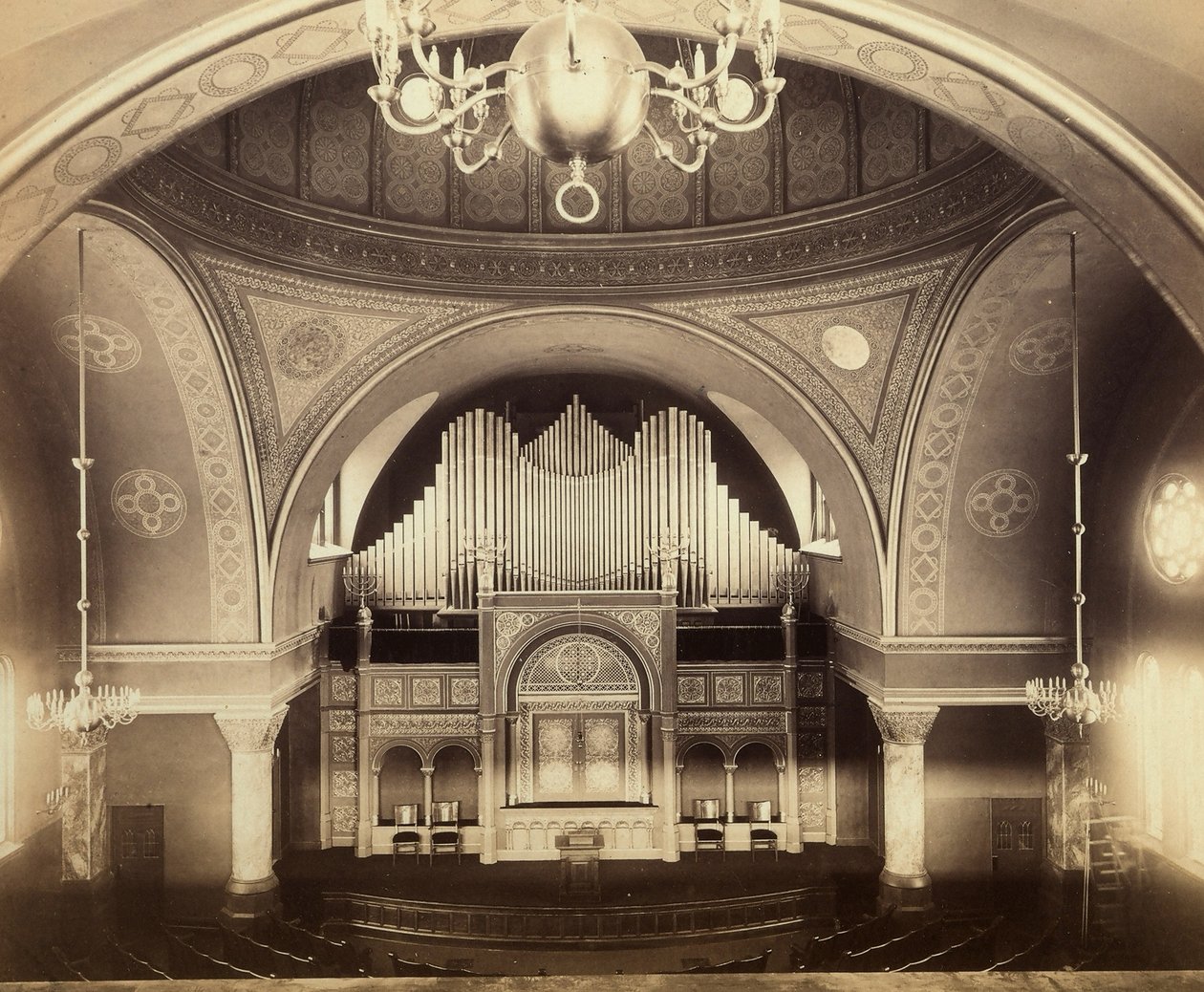 Innenansicht der Synagoge von New York von American Photographer