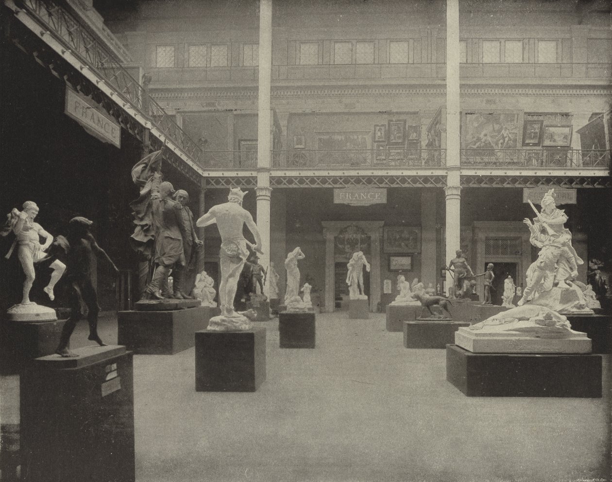 Französische Skulptur im Kunstpalast von American Photographer (after)