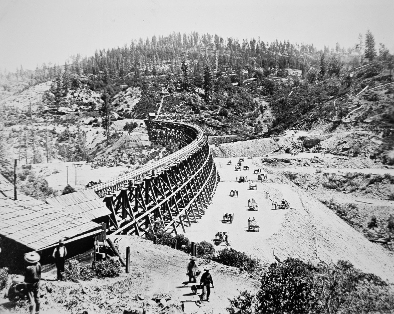 Chinesische Arbeiter arbeiten an einer Trestle-Brücke am westlichen Hang der Sierra Nevada Berge von American Photographer