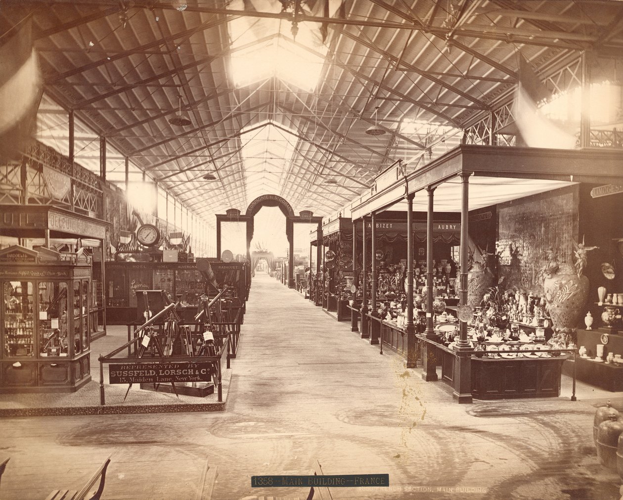 Französischer Bereich, Hauptgebäude, Centennial International Exhibition, Philadelphia, 1876 von American Photographer
