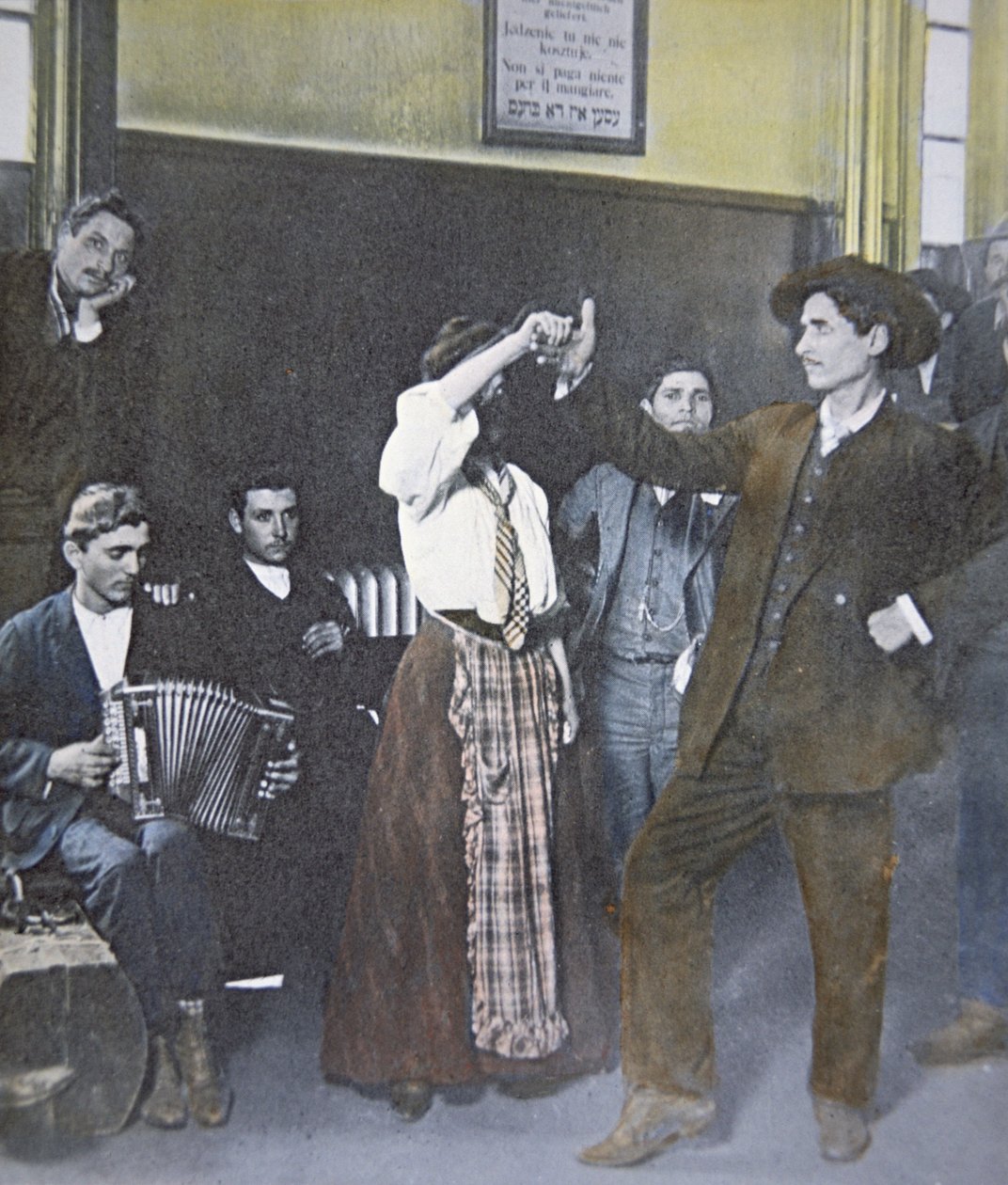 Einwanderer beim Volkstanz auf Ellis Island, New York Harbor von American Photographer