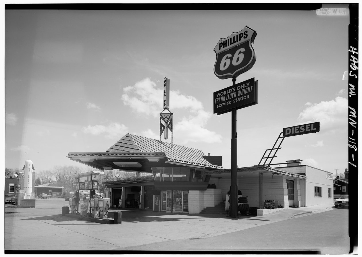 Lindholm Oil Company Service Station, Cloquet, Minnesota (s/w Foto) von American Photographer