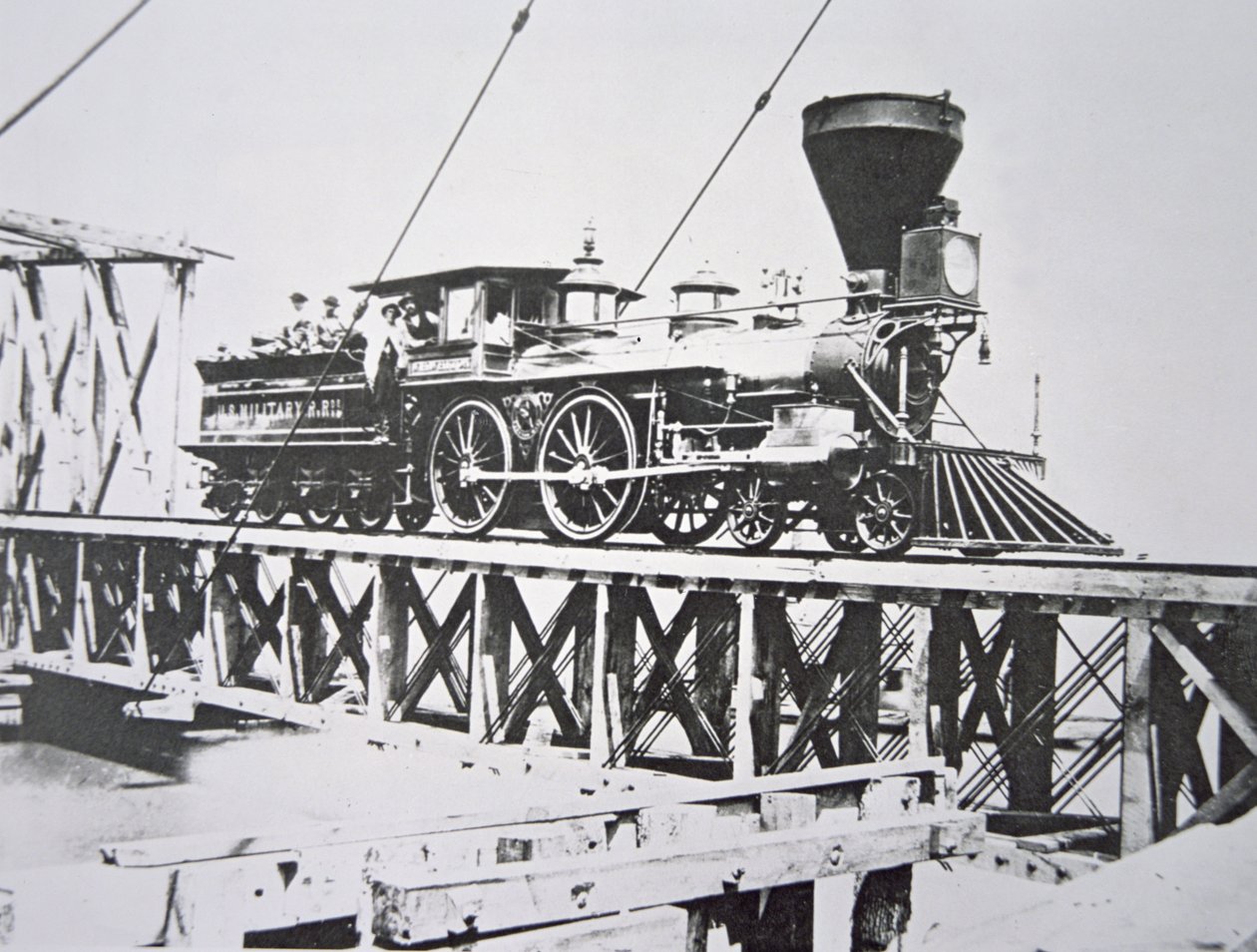 Lokomotive der US-Militärbahnen (Unionsarmee) überquert eine Brücke über den Potomac River von American Photographer