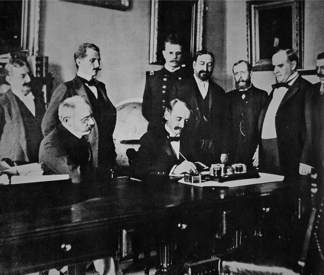 Präsident William McKinley (1843-1901) bezeugt die Unterzeichnung des Friedensprotokolls, das den Krieg mit Spanien beendete von American Photographer