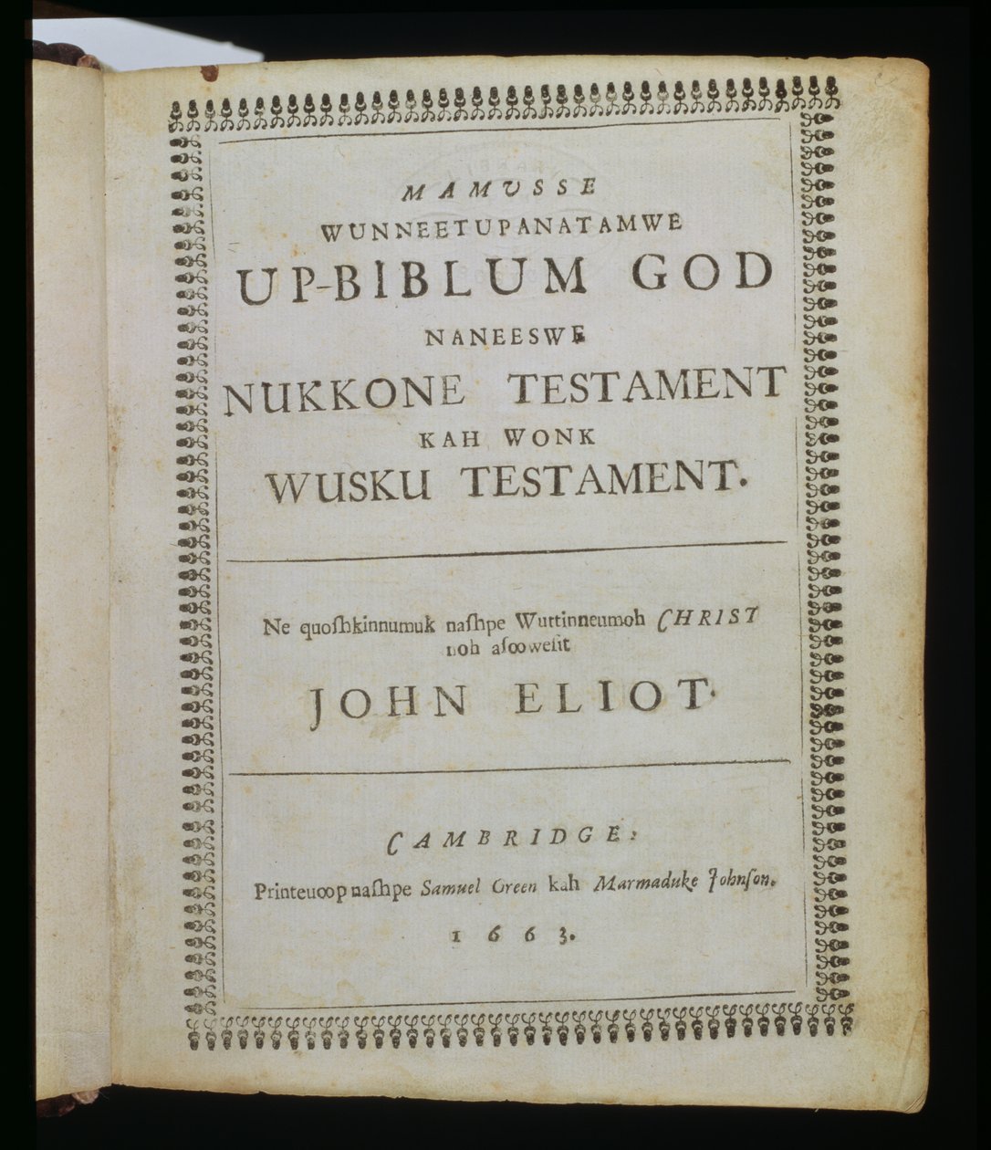 Mamusse Wunneetupanatamwe up-Biblum God (Die ganze Heilige Bibel Gottes), Titelseite aus der Bibel, auch bekannt als die Eliot-Indianer-Bibel, übersetzt in die Massachuset-Sprache von Reverend John E von American School