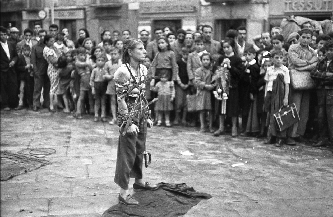 Crotone - Das Thema der Entfesselungskunst von Ando Gilardi