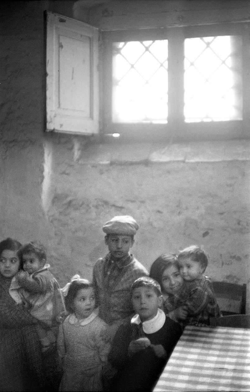 Crotone, Kinder in einem Kellerhaus von Ando Gilardi