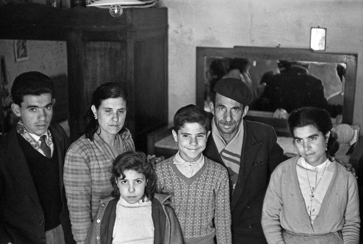 Familiengruppe in einem Innenraum von Ando Gilardi